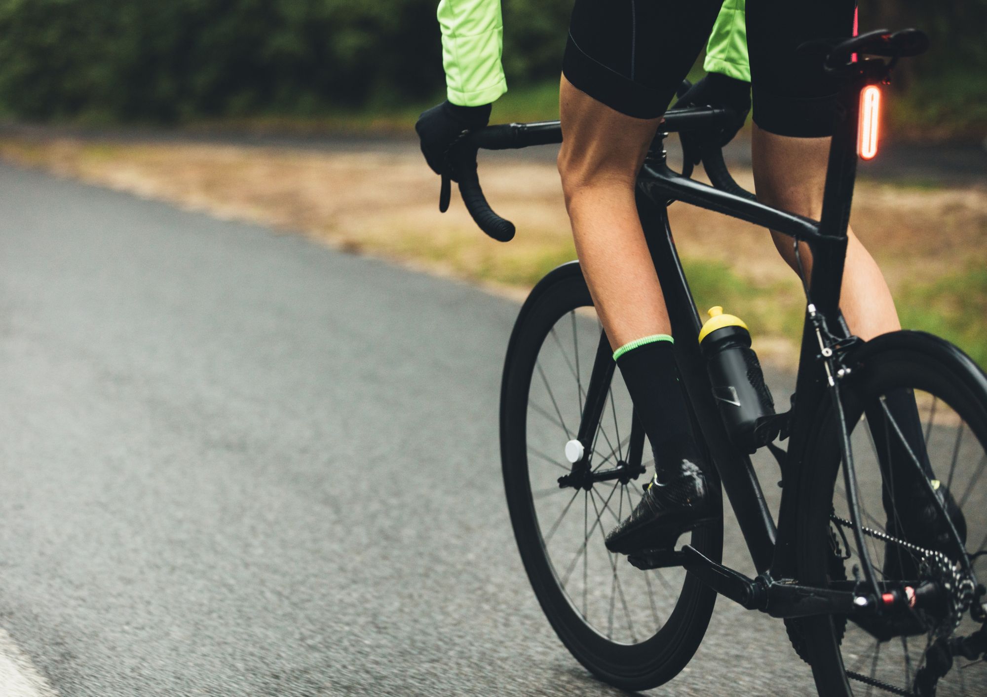 ciclista yendo por las carreteras de la ciudad de girona 