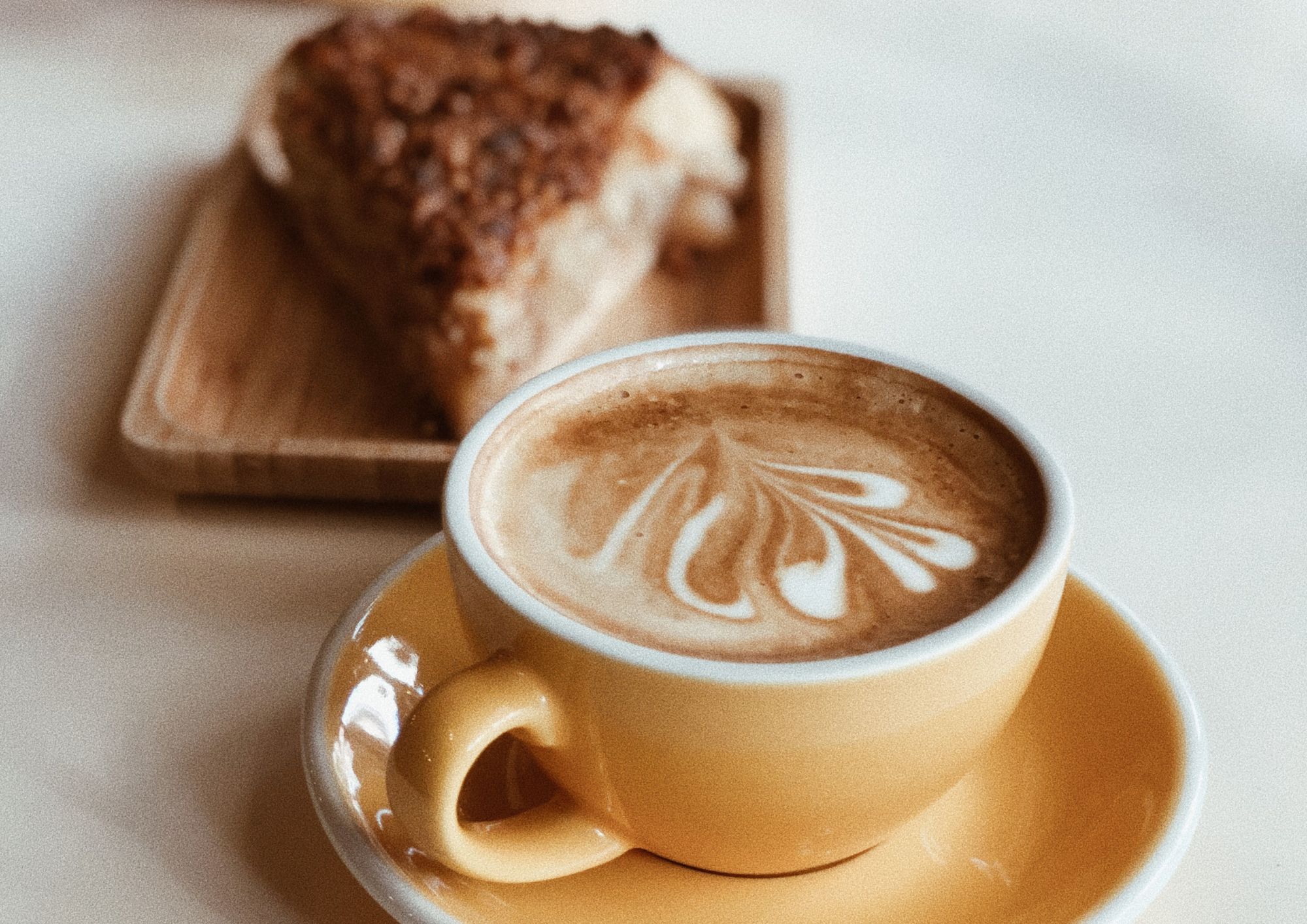 Cafe junto a una tarta