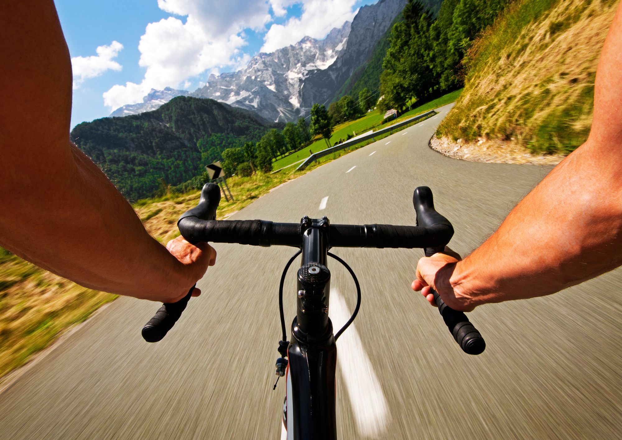 Hombre en bici en la montaña