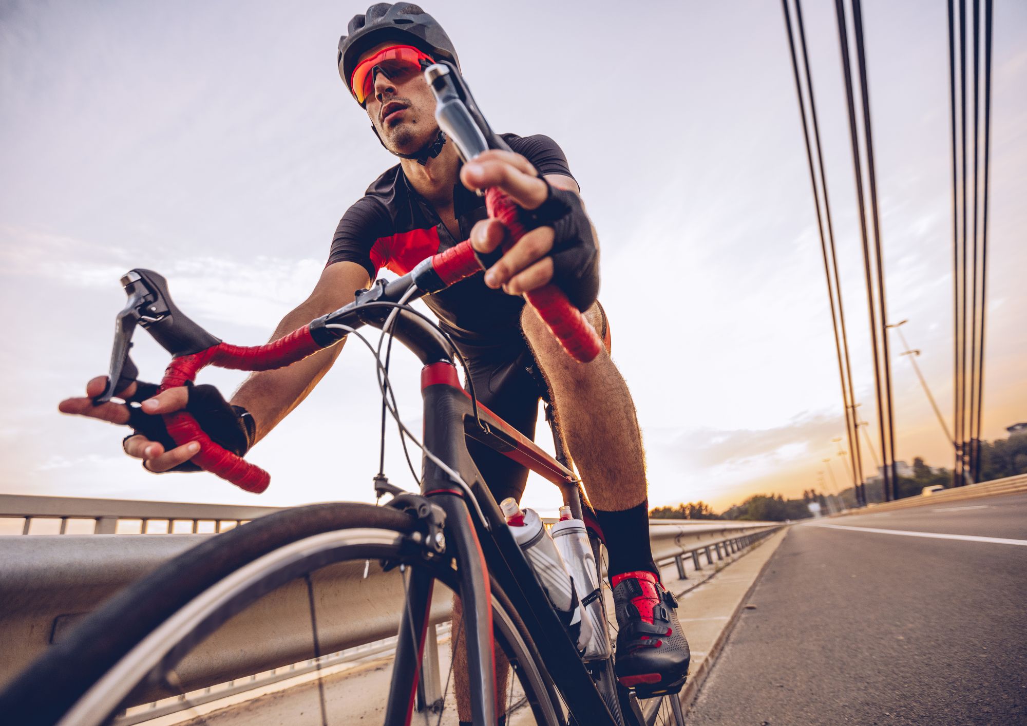 Hombre yendo en bici por la carretera