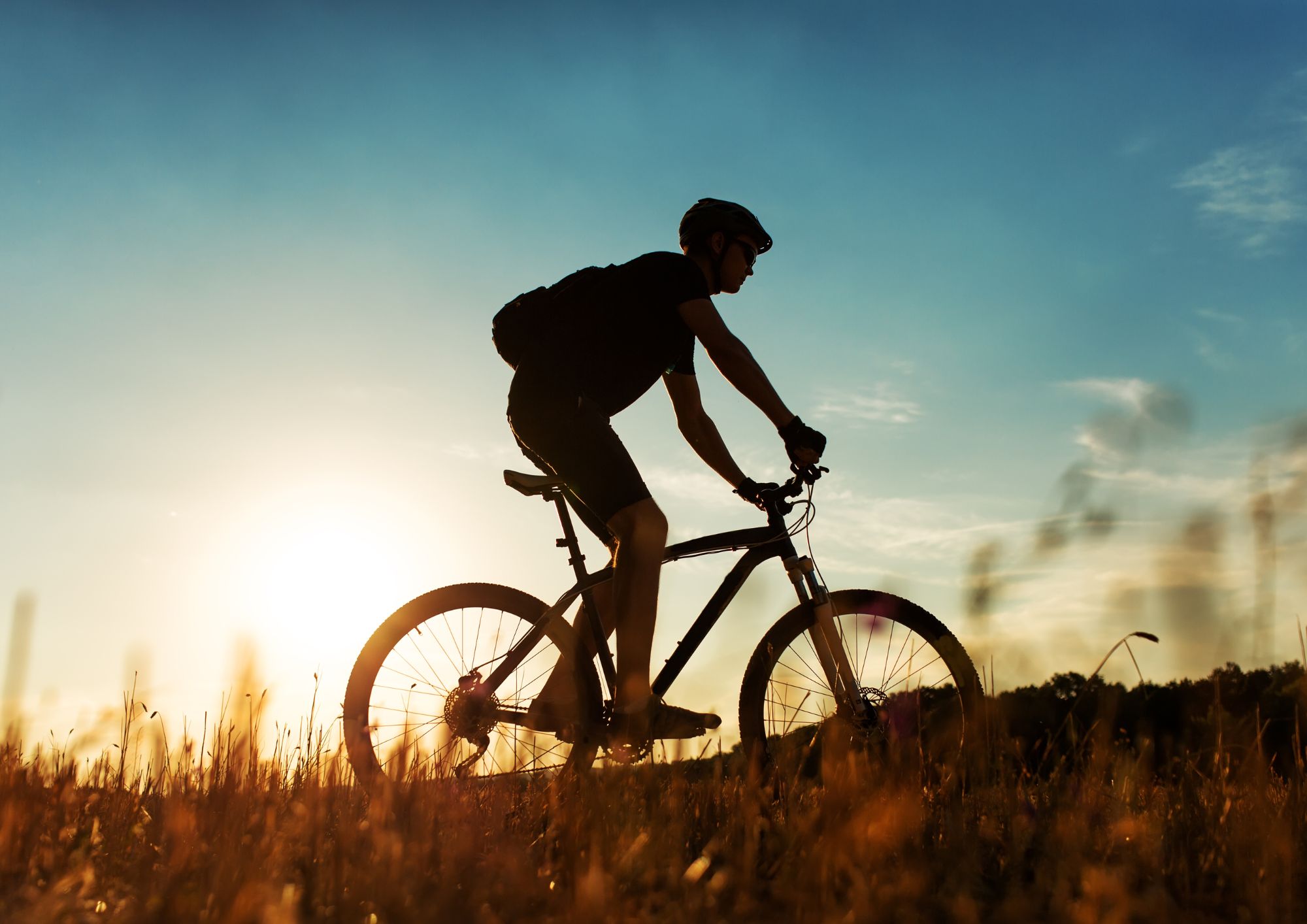 Hombre en bici en el campo