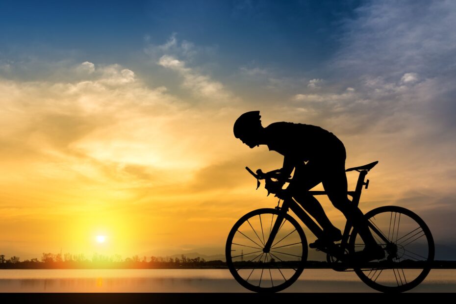 Hombre en bici con un atardecer de fonod